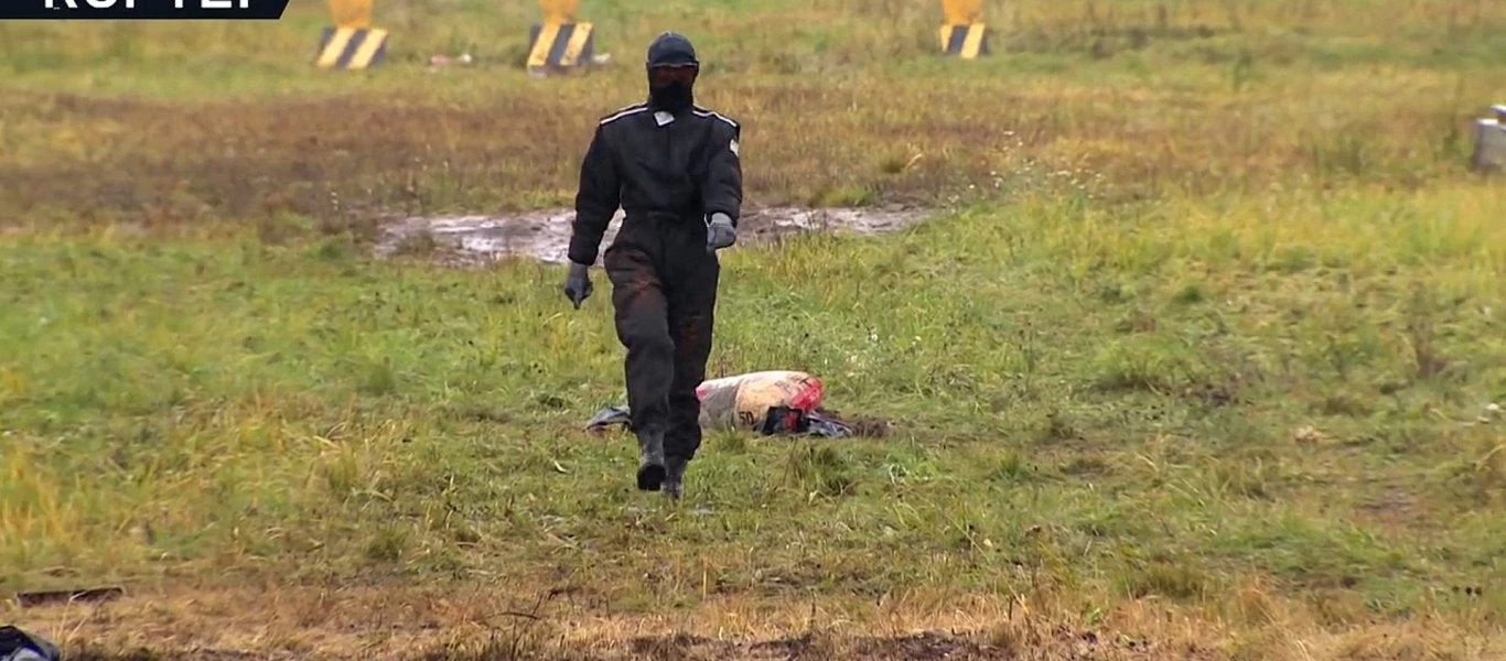 Η Ρωσίδα «υπεράνθρωπος» – Περπατά και γύρω της σκάνε εκρηκτικά (βίντεο)